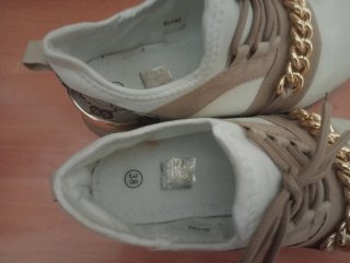 Zapatillas Beige y Doradas con Cadena