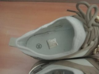 Zapatillas Beige y Doradas con Cadena