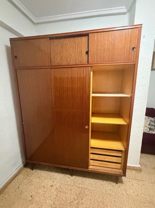 Guardaroba in legno con ante scorrevoli