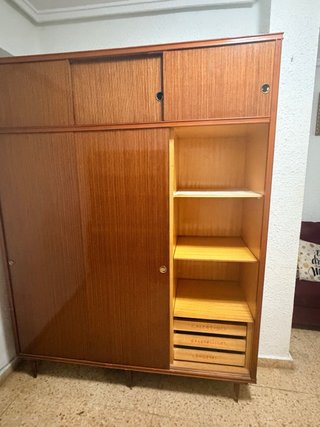 Guardaroba in legno con ante scorrevoli