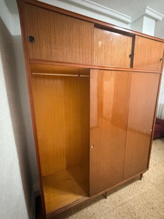 Guardaroba in legno con ante scorrevoli