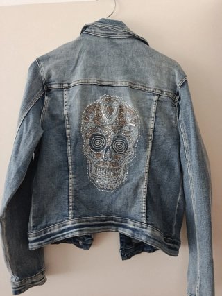 Cazadora vaquera con calavera plateada