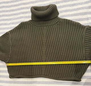 Jersey crop top cuello alto verde oliva