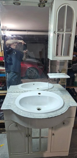 Mueble de baño con lavabo y espejo