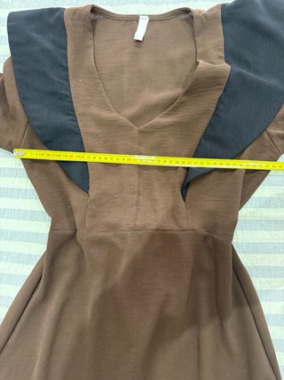 Vestido marrón con cuello negro