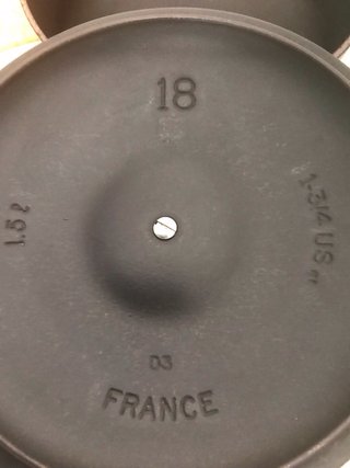 CAZO NEGRO HIERRO FUNDIDO LE CREUSET MANGO MADERA.