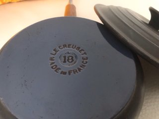 CAZO NEGRO HIERRO FUNDIDO LE CREUSET MANGO MADERA.