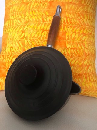 CAZO NEGRO HIERRO FUNDIDO LE CREUSET MANGO MADERA.