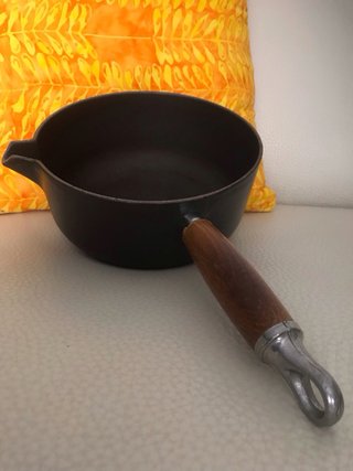CAZO NEGRO HIERRO FUNDIDO LE CREUSET MANGO MADERA.