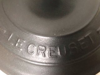 CAZO NEGRO HIERRO FUNDIDO LE CREUSET MANGO MADERA.