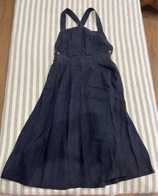 Vestido azul con tirantes cruzados