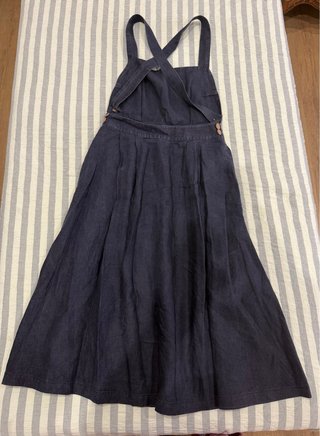 Vestido azul con tirantes cruzados