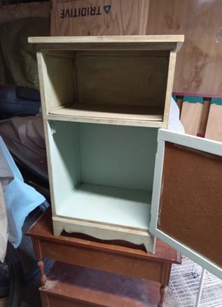 Armario de cocina de madera con mesita auxiliar