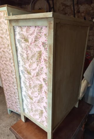 Armario de cocina de madera con mesita auxiliar