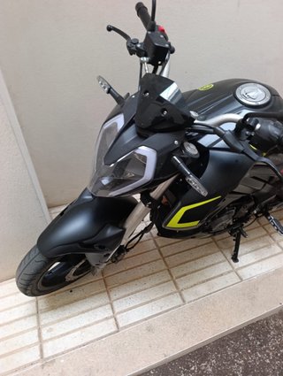Moto KEEWAY 125 c.c. Naked Negra y Amarilla