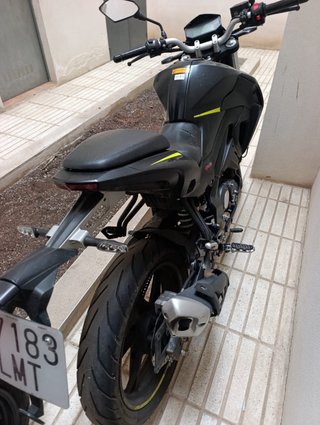 Moto KEEWAY 125 c.c. Naked Negra y Amarilla