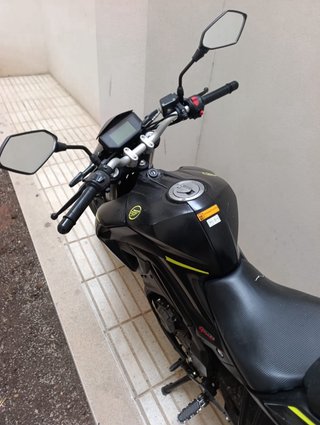 Moto KEEWAY 125 c.c. Naked Negra y Amarilla