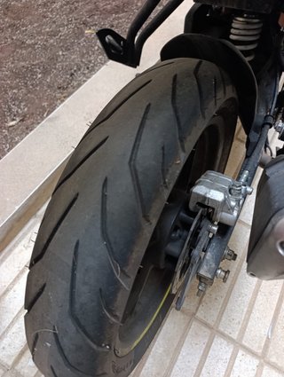 Moto KEEWAY 125 c.c. Naked Negra y Amarilla