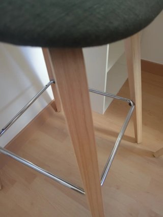 Due sgabelli in legno e tessuto