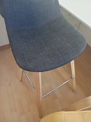 Due sgabelli in legno e tessuto