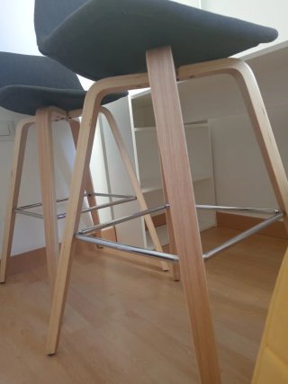 Due sgabelli in legno e tessuto