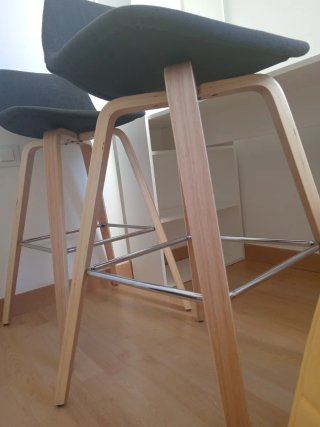 Due sgabelli in legno e tessuto