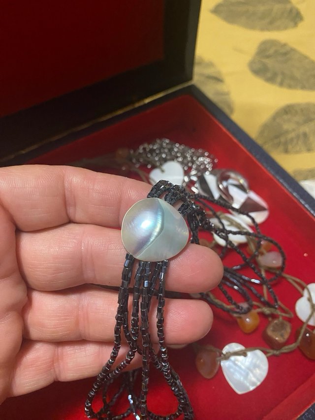 Collezione di bijoux con madreperla e pietre