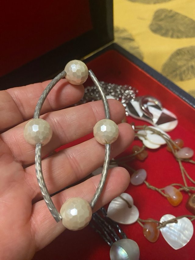 Collezione di bijoux con madreperla e pietre