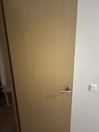 Puerta de madera con cristal