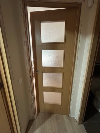 Puerta de madera con cristal