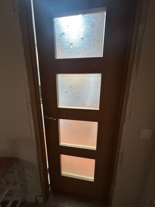 Puerta de madera con cristal
