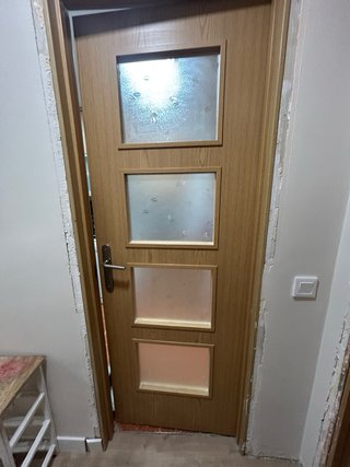 Puerta de madera con cristal