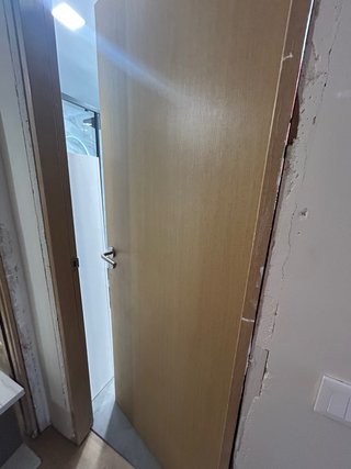 Puerta de madera con cristal