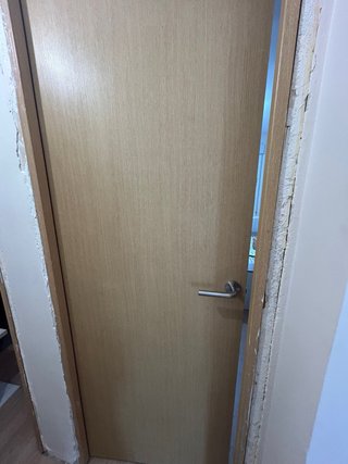 Puerta de madera con cristal