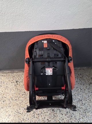 Silla de coche naranja con isofix