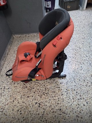 Silla de coche naranja con isofix