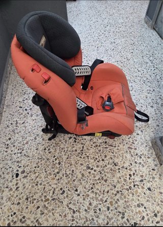 Silla de coche naranja con isofix