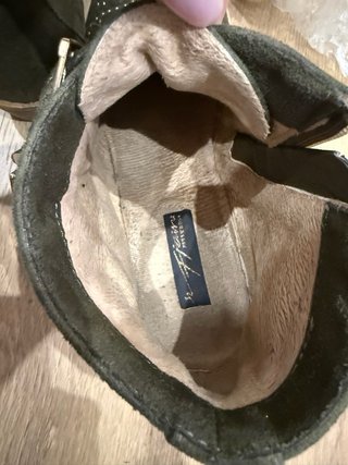 Botines verdes con tachuelas y hebillas