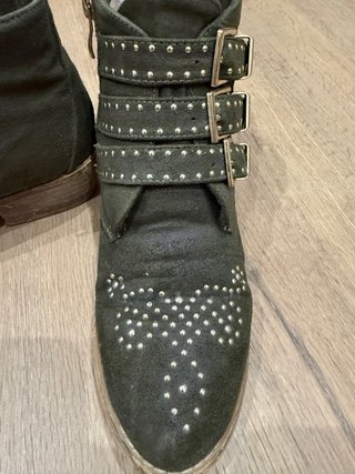 Botines verdes con tachuelas y hebillas