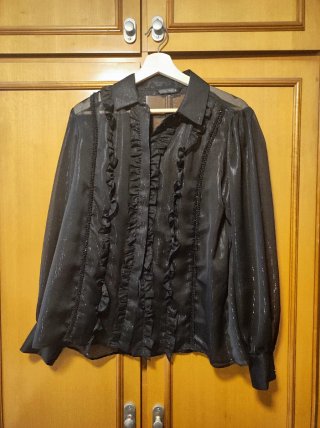 Blusa negra con volantes y brillos