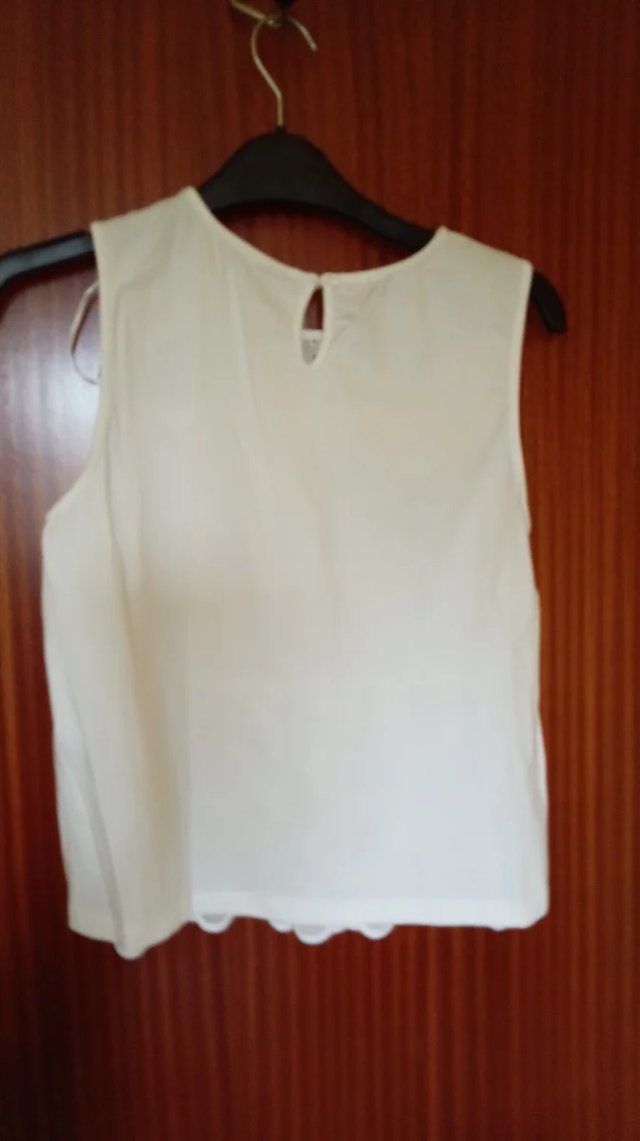 Camiseta de sisas dibujo bordado y calado