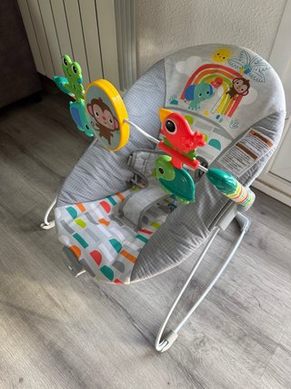 Silla bebé balancín con juguetes