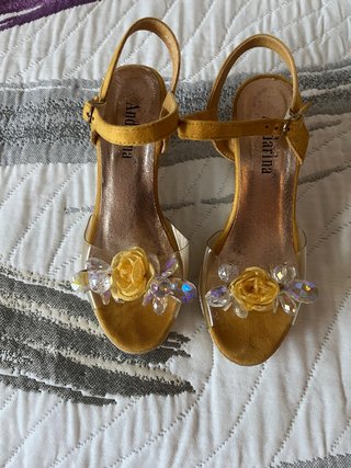 Zapatos Andarina dorados con flores