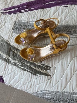 Zapatos Andarina dorados con flores