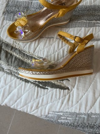 Zapatos Andarina dorados con flores
