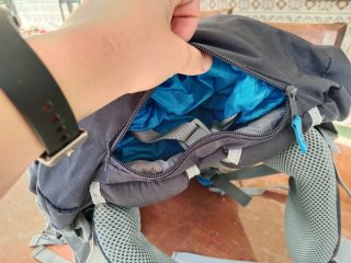 Mochila de trekking azul y negra