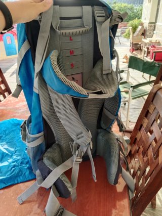 Mochila de trekking azul y negra