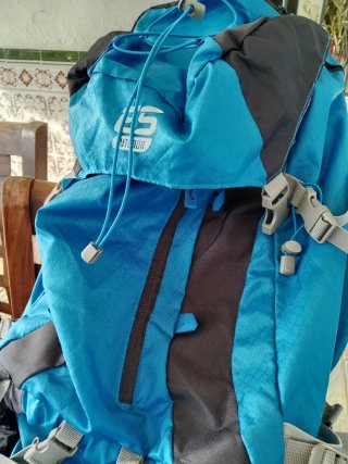 Mochila de trekking azul y negra