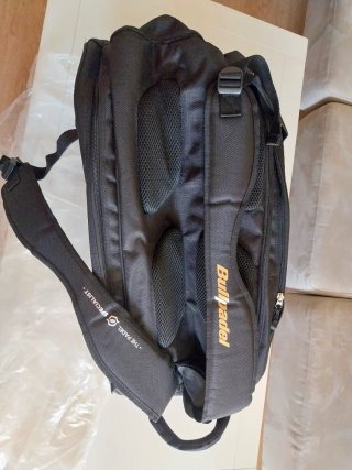 Paletero Bullpadel Negro y Dorado