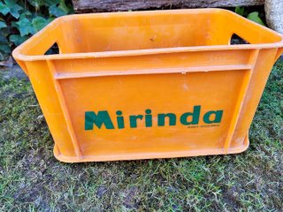 Caja de plástico naranja Mirinda